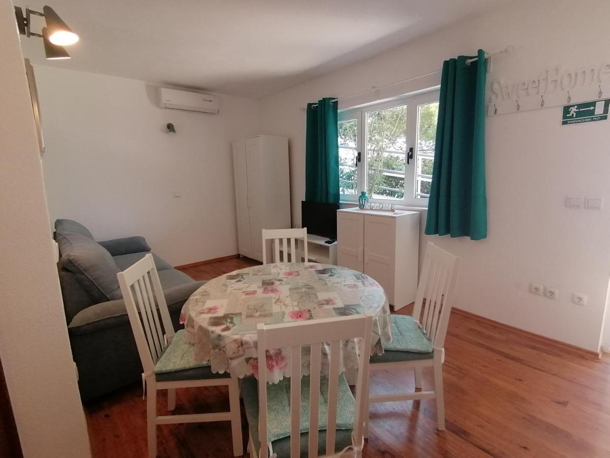 Apartmani Mares - 20 M From The Beach بريلا المظهر الخارجي الصورة